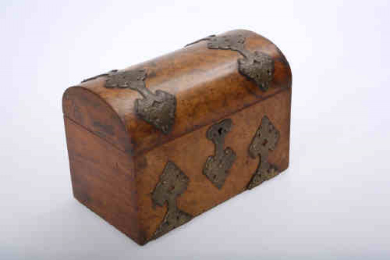 A Victorian brass mounted burr walnut dome top tea caddy, the hinged lid with pierced and engraved straps, the front similarly decorated. 14cm by 20cm by 11cm