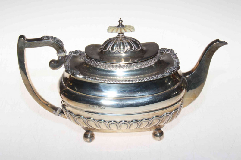 Walker & Hall silver teapot in George IV style, Sheffield 1930, 29cm across, 17cm high.