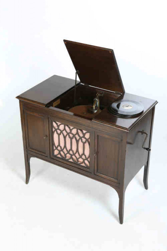 An Edison Diamond Disc, early 20th century, in a walnut case, with thirty-eight discs. 0.88m by 1.01m by 0.52m