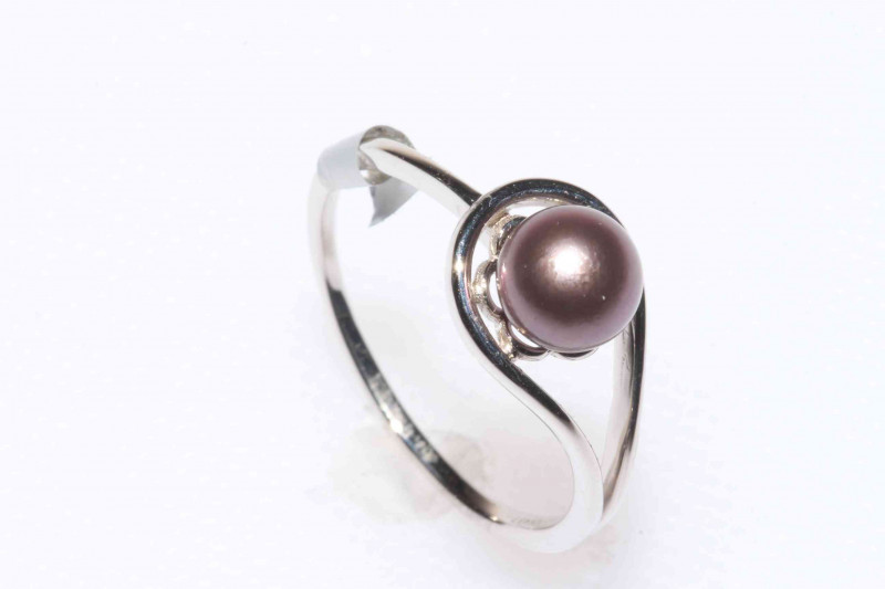 9k white gold Akoya cultured pearl ring, size P/O, with certificate.