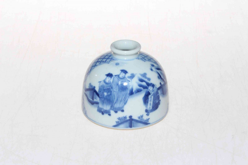 Chinese blue and white brush washer, 10cm diameter.