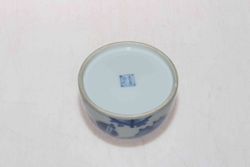 Chinese blue and white brush washer, 10cm diameter.
