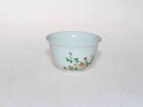 Chinese tea bowl painted with cockerel, hen and chicks, six character mark, 8.5cm diameter. thumbnail