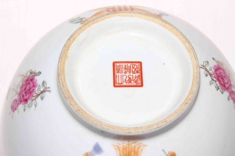 Chinese armorial bowl, 25.5cm diameter.