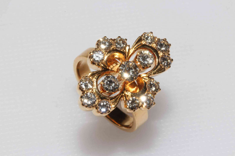 Impressive 18 carat yellow gold diamond cross cluster ring set with fifteen brilliant cut diamonds, size J.