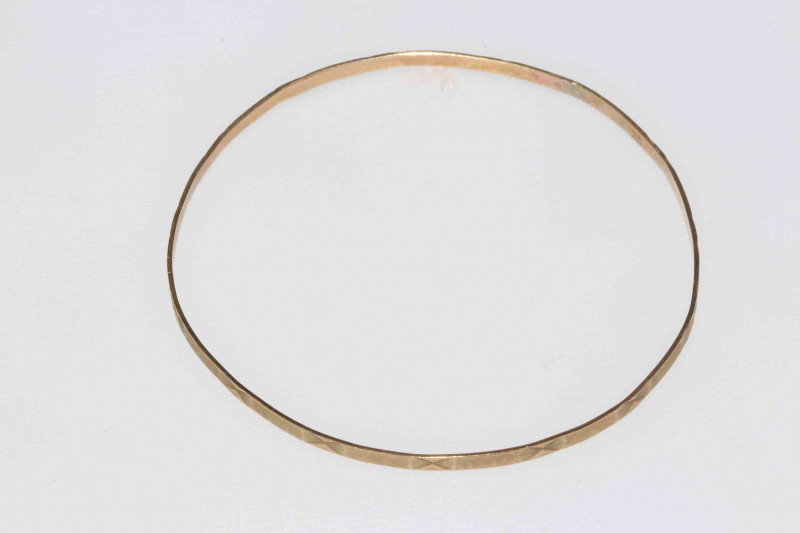 Italian 9 carat gold thin bangle, 6.5cm diameter.