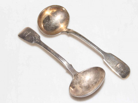 W.R. Smily silver pair of sauce ladles, fiddle pattern, London 1844.