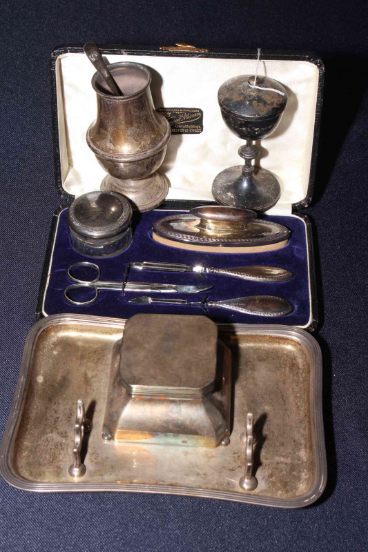 Silver inkstand, Birmingham 1946, together with manicure set, small cup, port caster and salt spoon (5).