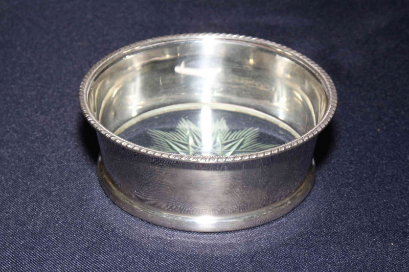 Silver wine bottle coaster with gadroon border, Birmingham 1937.