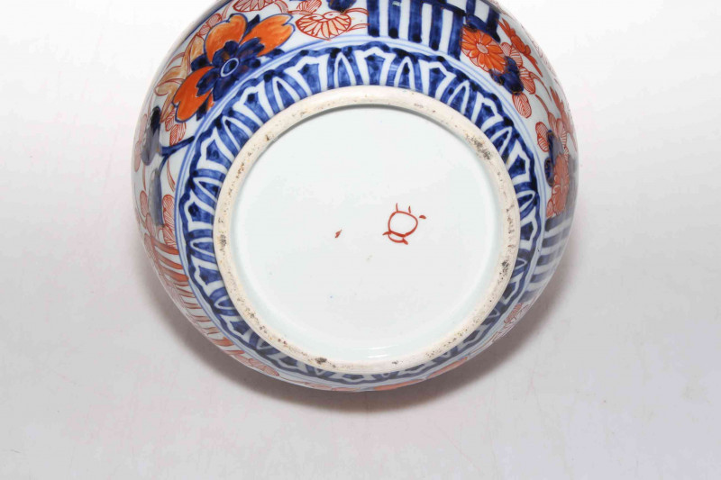 Chinese Imari bulbous vase, 31cm.