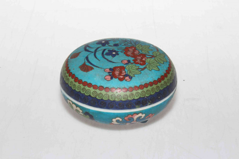 Chinese faux cloisonne box and cover with blue and white interior decoration, 12cm diameter.