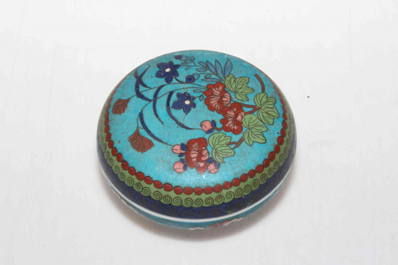 Chinese faux cloisonne box and cover with blue and white interior decoration, 12cm diameter.