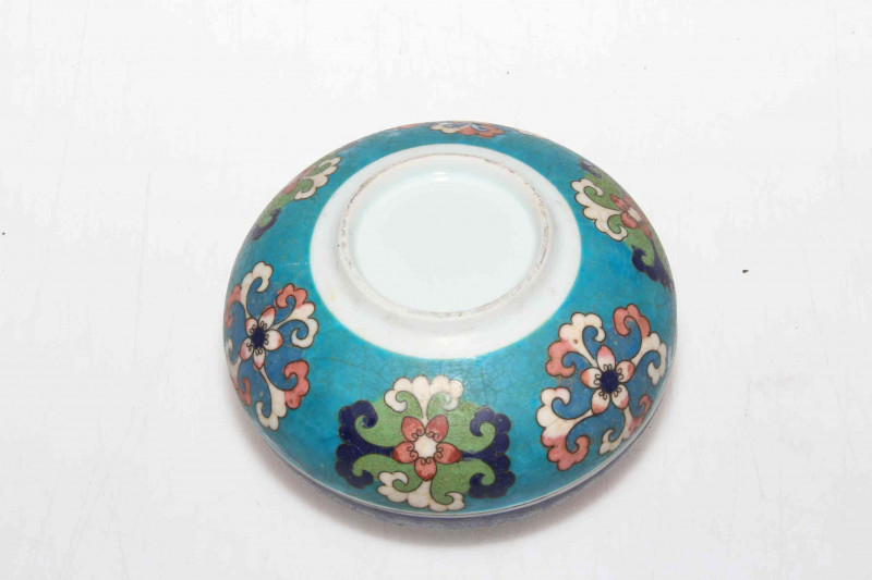 Chinese faux cloisonne box and cover with blue and white interior decoration, 12cm diameter.