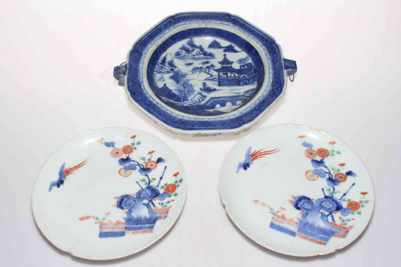 Chinese blue and white warming dish, 26cm across, and pair of plates (3).