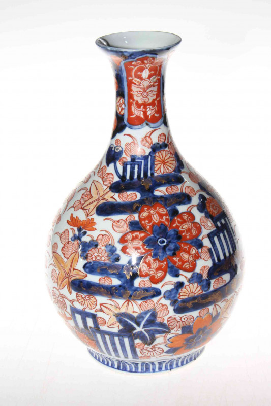 Chinese Imari bulbous vase, 31cm.