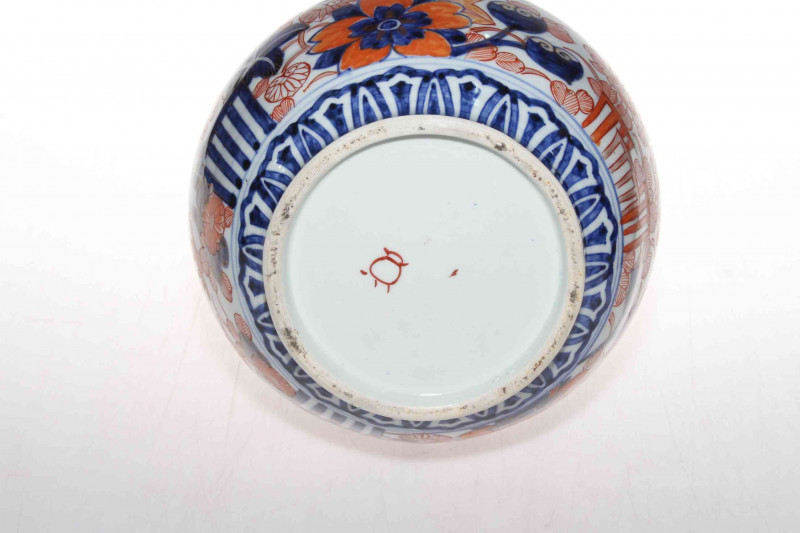 Chinese Imari bulbous vase, 31cm.