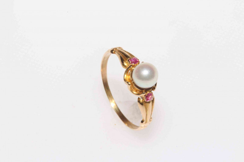 Gold pearl and ruby dress ring, size Q/R.