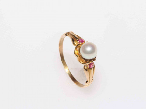 Gold pearl and ruby dress ring, size Q/R.