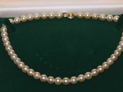 Pearl uniform necklace with 18 carat gold clasp, 42cm length.