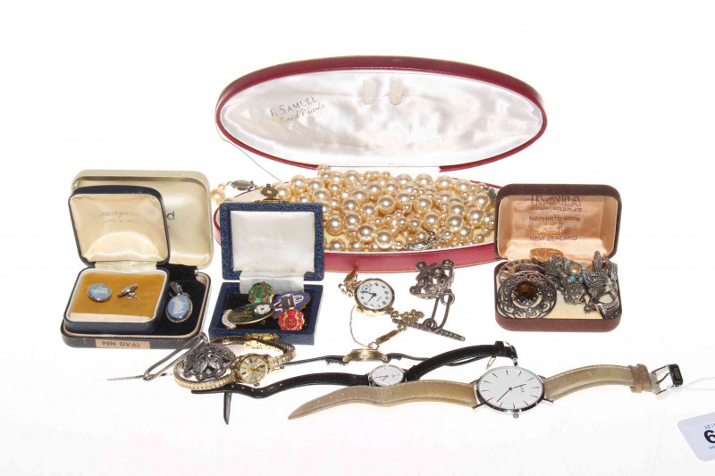 Small collection of jewellery and watches.