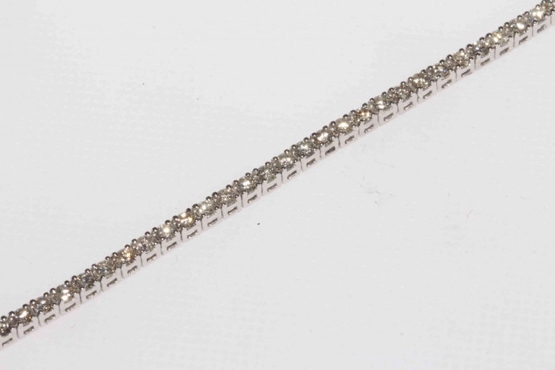 18 carat white gold tennis bracelet, 17.5cm length.