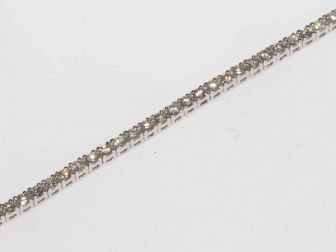 18 carat white gold tennis bracelet, 17.5cm length. thumbnail