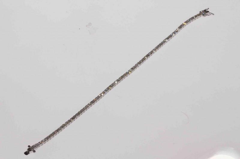 18 carat white gold tennis bracelet, 17.5cm length.
