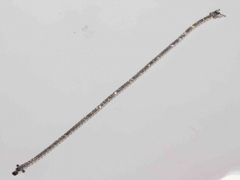 18 carat white gold tennis bracelet, 17.5cm length.