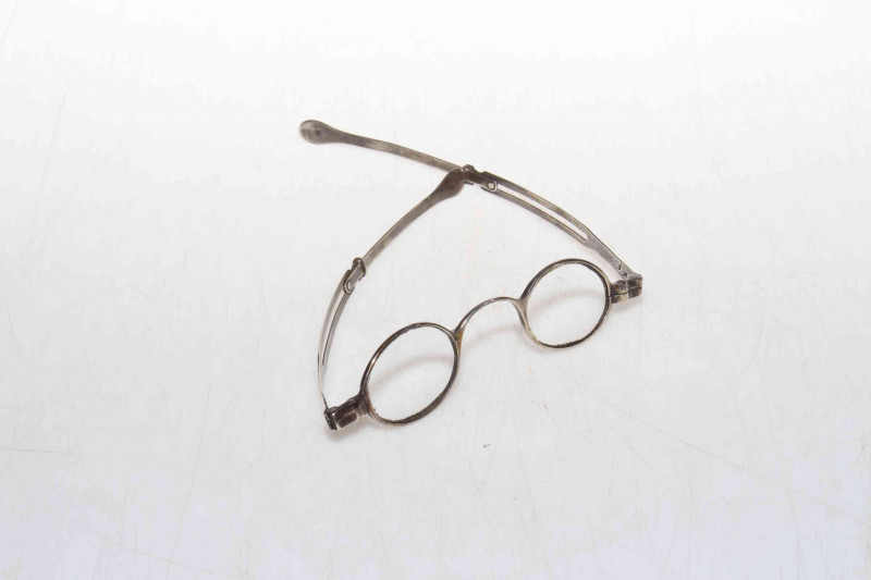 Pair of vintage 19th Century spectacles with extending arms by T. Millington.