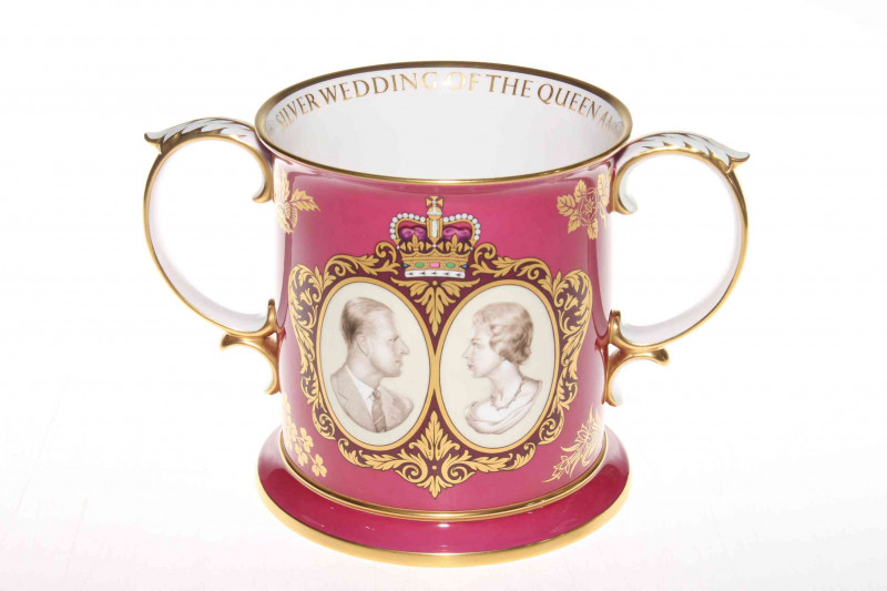 Spode commemorative loving cup for Queen and Duke of Edinburgh silver wedding, 16cm.
