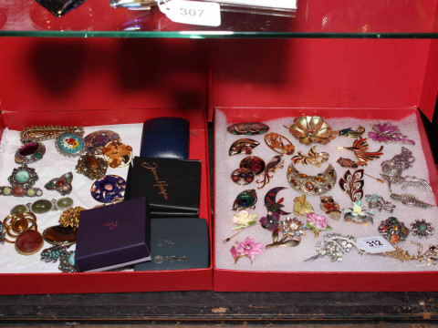 Costume jewellery comprising approximately 140 colourful brooches.