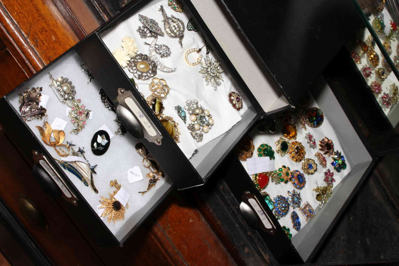 Costume jewellery comprising approximately 140 colourful brooches.
