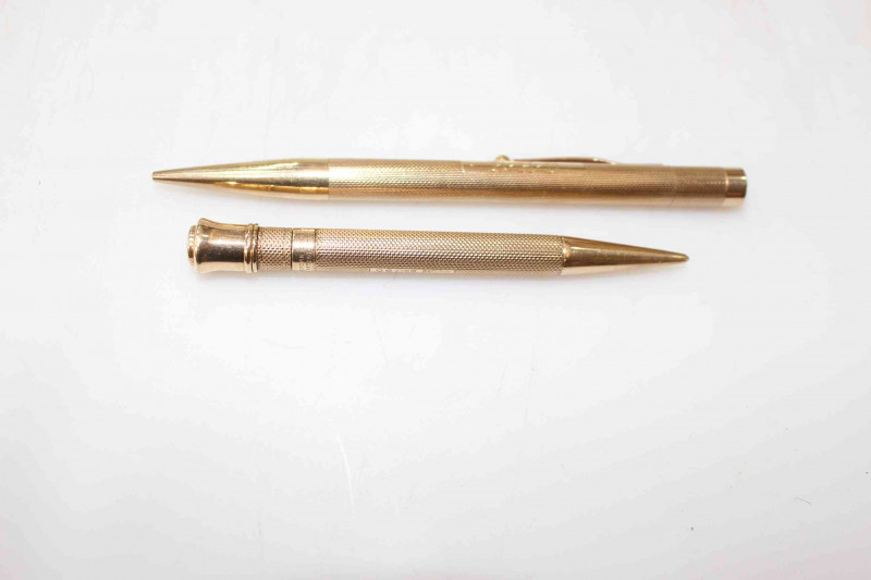 S. Mordan 9 carat gold engine-turned pencil, London 1938, 10cm length, together with a second 9 carat gold pencil (2).
