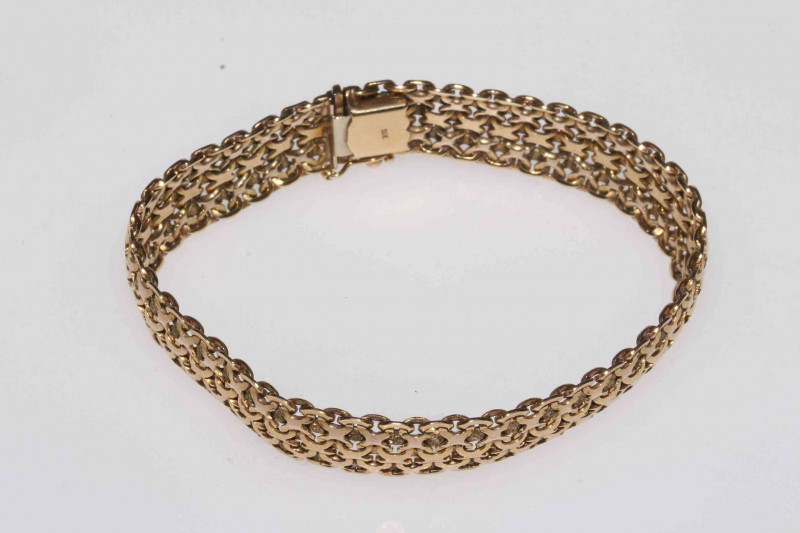 9 carat gold fancy link bracelet, 20.5cm length.
