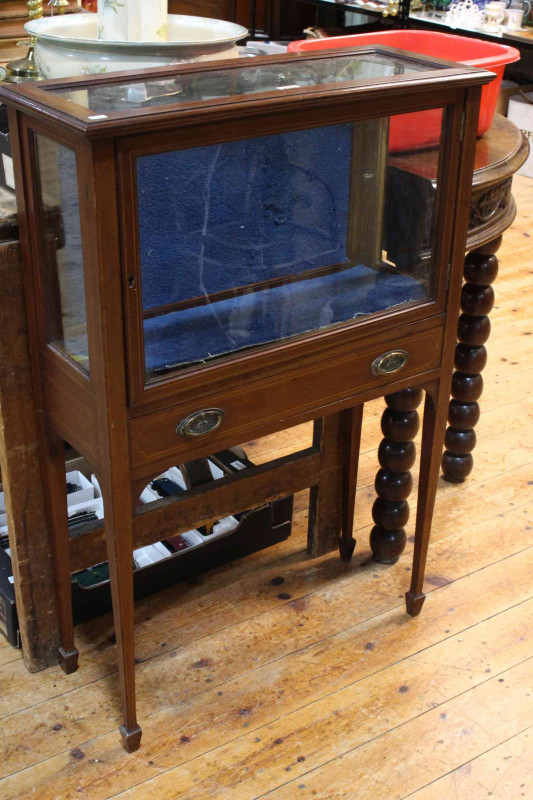 Small Edwardian mahogany and chequer inlaid display cabinet, the glazed panel door above a single drawer on square tapering legs to spade feet, 95.5cm x 63cm x 25cm.