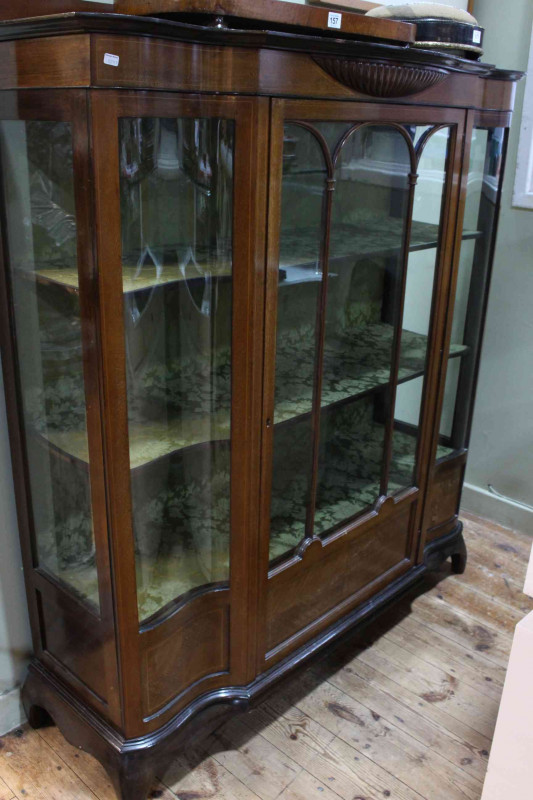 Edwardian mahogany and line inlaid serpentine shaped front vitrine, 142cm x 122cm x 43cm.