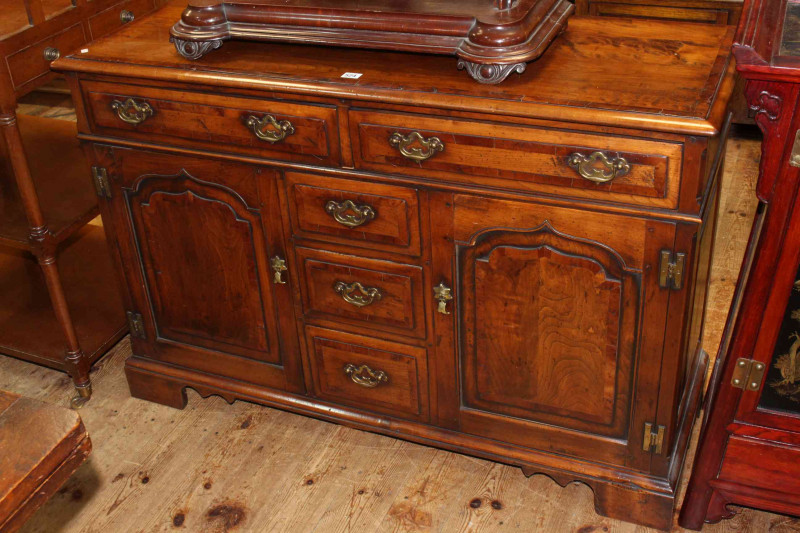 Good quality period style crossbanded sideboard having two long drawers above three central short drawers, flanked by two arched fielded panel doors, 82cm x 122cm x 45cm.