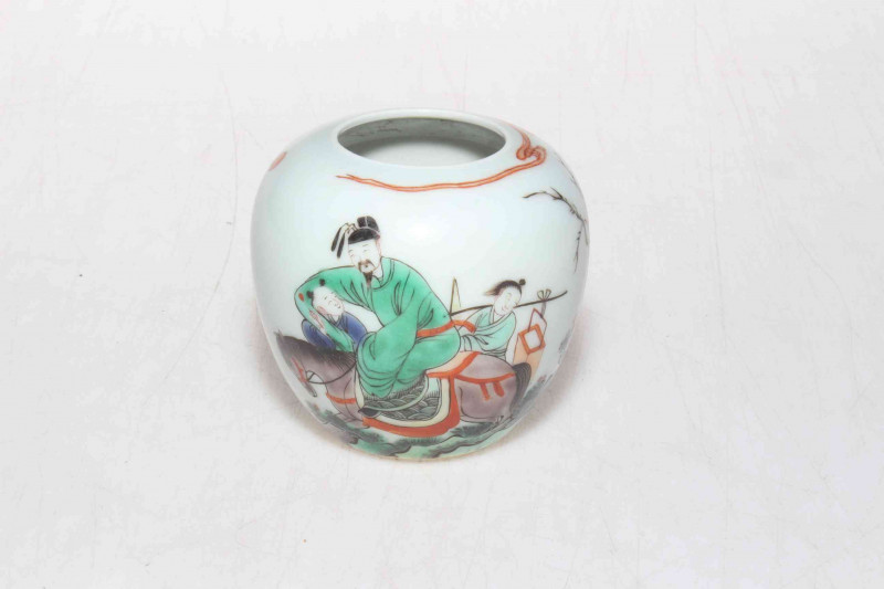 Chinese small brush washer with famille verte figure decoration, 6.5cm.