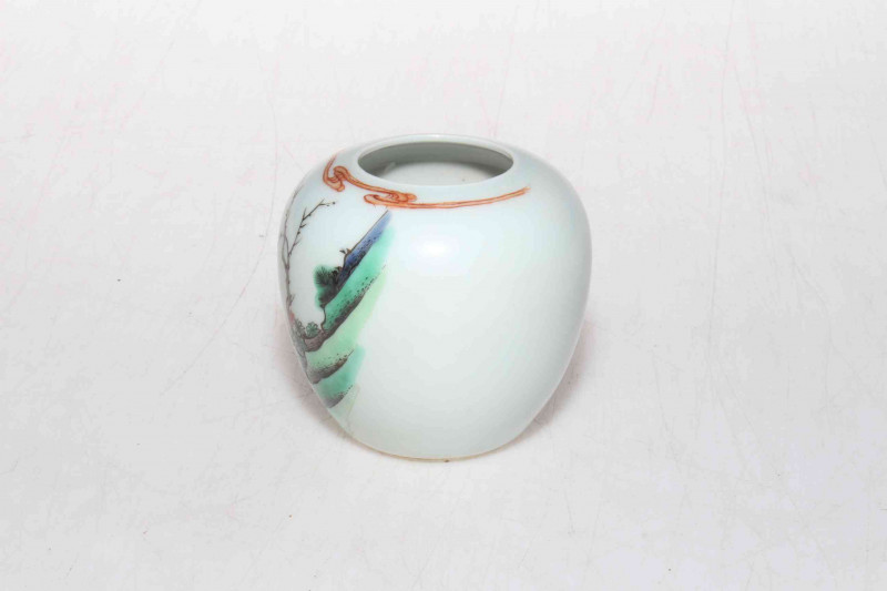 Chinese small brush washer with famille verte figure decoration, 6.5cm.