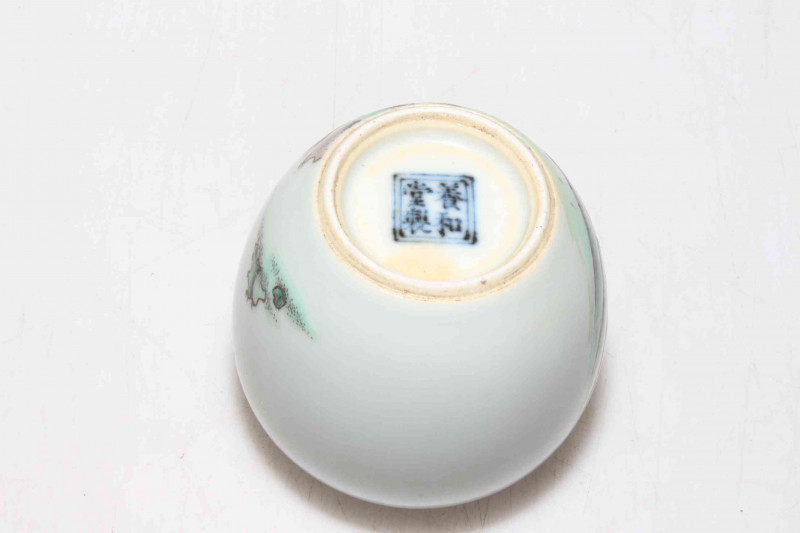 Chinese small brush washer with famille verte figure decoration, 6.5cm.