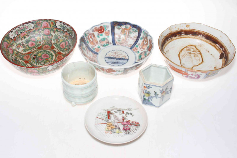 Collection of fourteen pieces of Chinese ware including ginger jars, peacock teapot, bowls, etc.