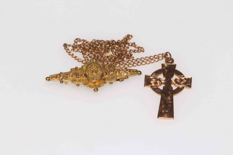 Late Victorian 9 carat gold die-stamped brooch, 4.25cm across, and 9 carat gold engraved cross with gold plated chain (2).