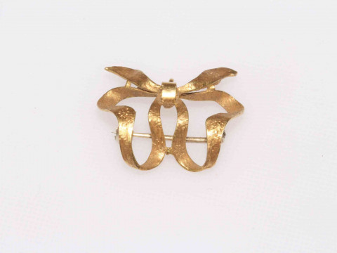 18 carat gold ribbon bow brooch, 3cm across.
