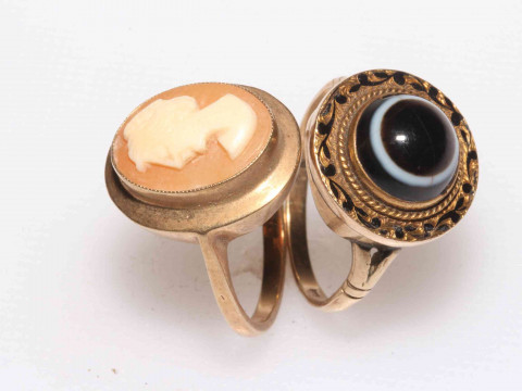 Two 9 carat gold rings.