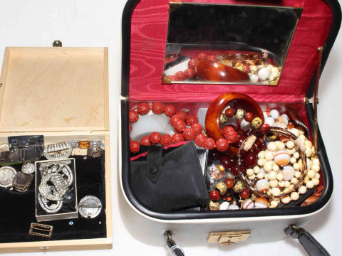 Collection of costume jewellery.