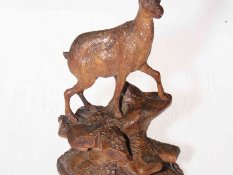 Black Forest carving of a deer, 20cm.