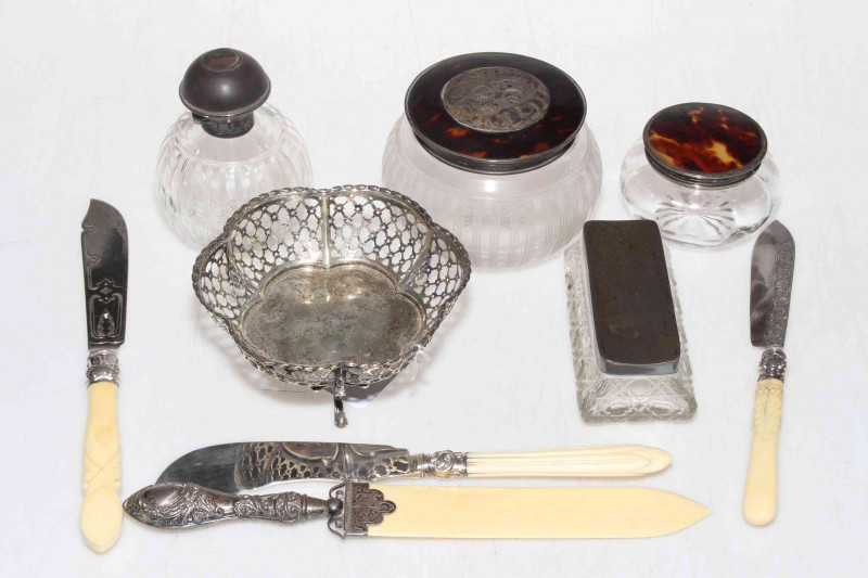 Silver and tortoiseshell topped scent bottle and two toilet jars, trinket jar, bon bon dish, and four silver and ivory knives (9).