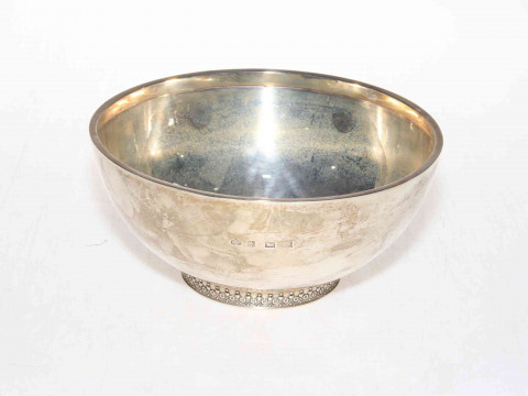 Elkington & Co silver bowl, plain with foliate foot rim, Birmingham 1960,...