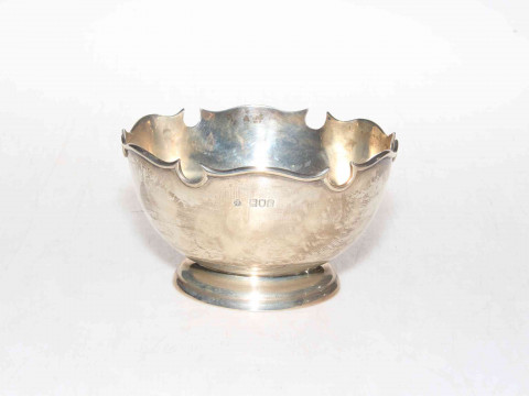 Edwardian silver bowl with shaped rim, London 1902, 14cm diameter.