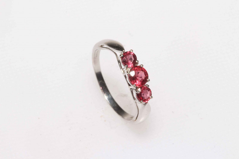 9 carat white gold three stone ruby ring, size N.